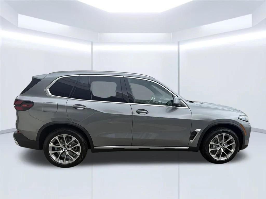 New 2026 Skyscraper Grey Metallic BMW sDrive40i image 7