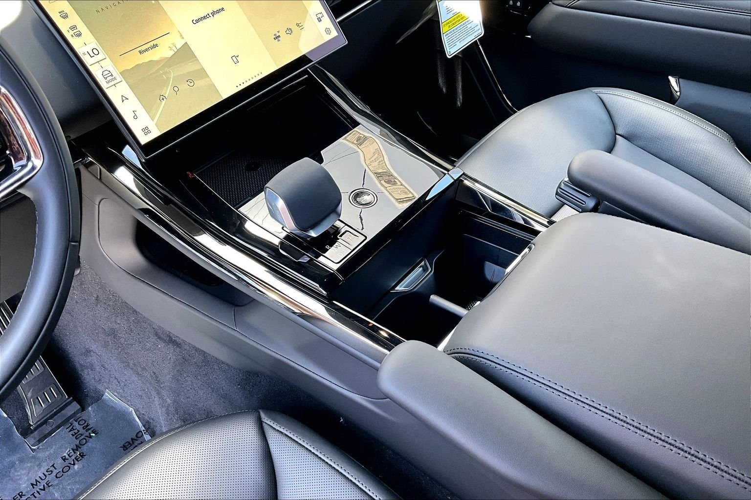 New 2026 Carpathian Grey Land Rover Dynamic SE image 8