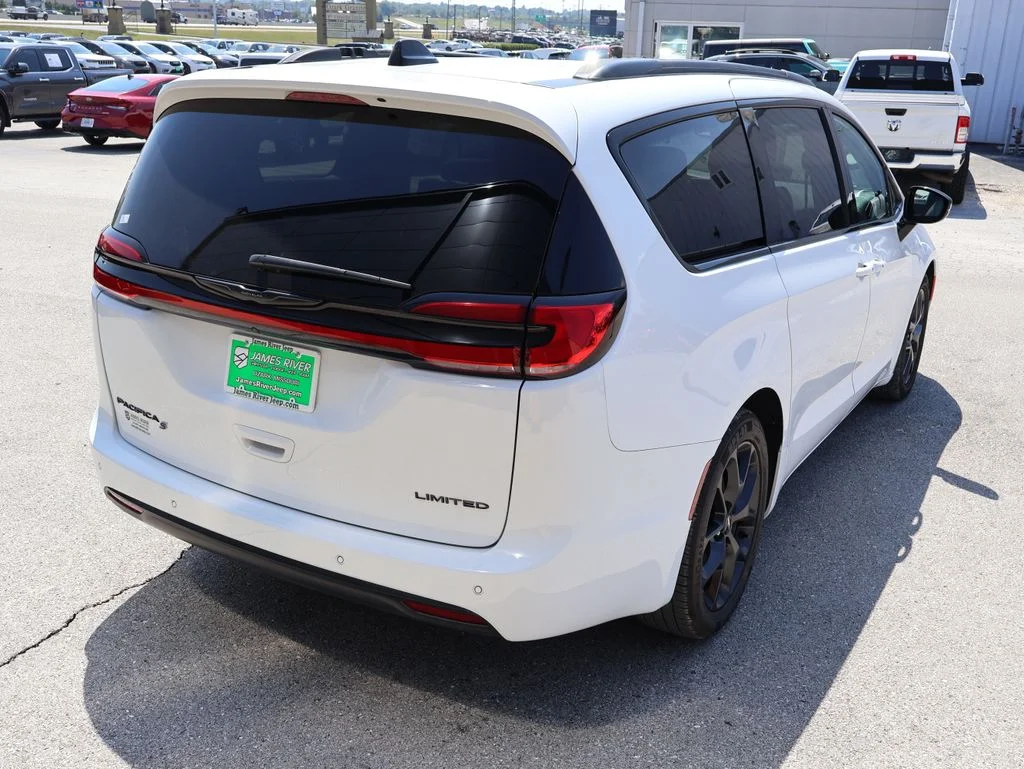 Used 2025 White Chrysler Limited image 5