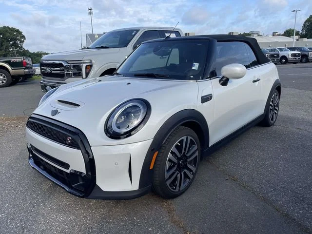 Used 2024 White Metallic MINI Signature image 3