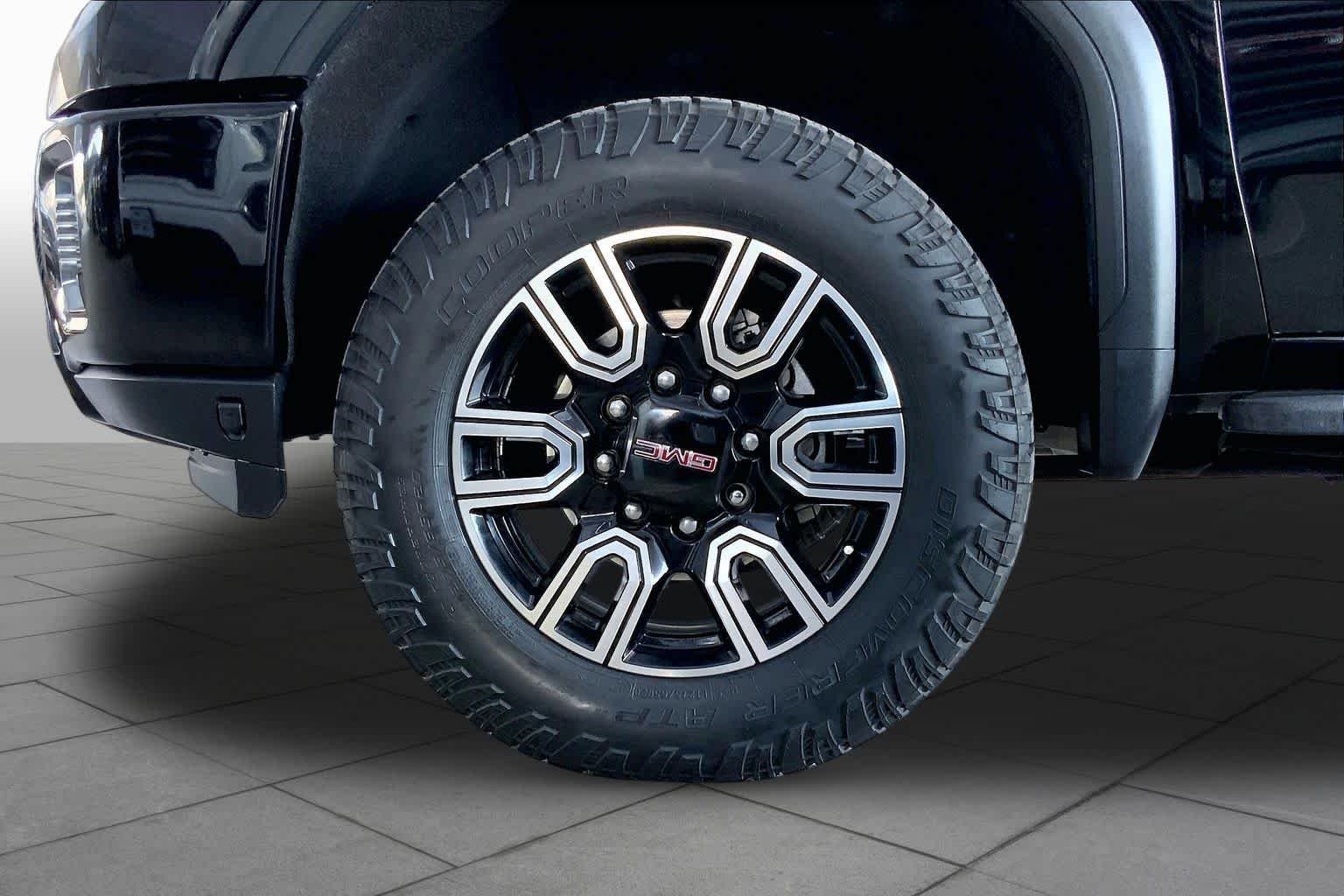 Used 2022 Onyx Black GMC AT4 image 11
