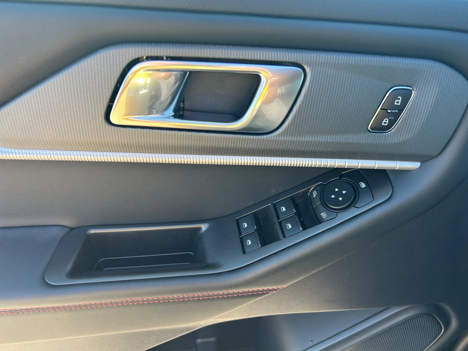 New 2027 Agate Black Metallic Ford ST-Line image 17