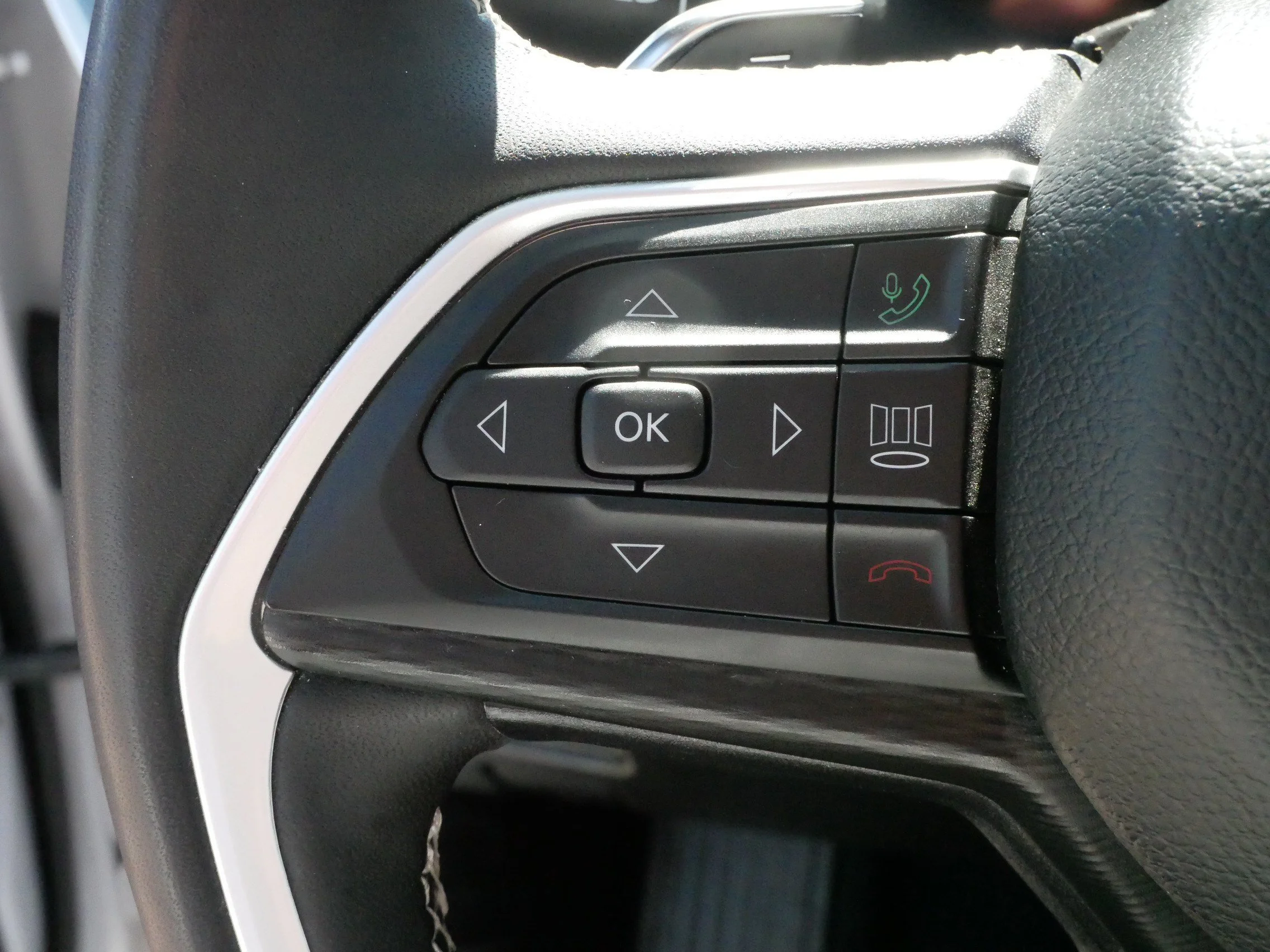 Used 2023 Bright White Clearcoat Jeep Laredo image 25