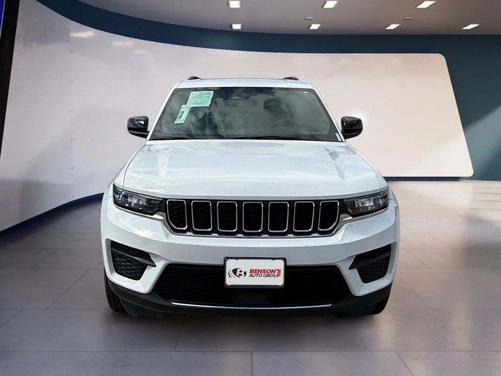 Used 2025 White Jeep Laredo X image 8