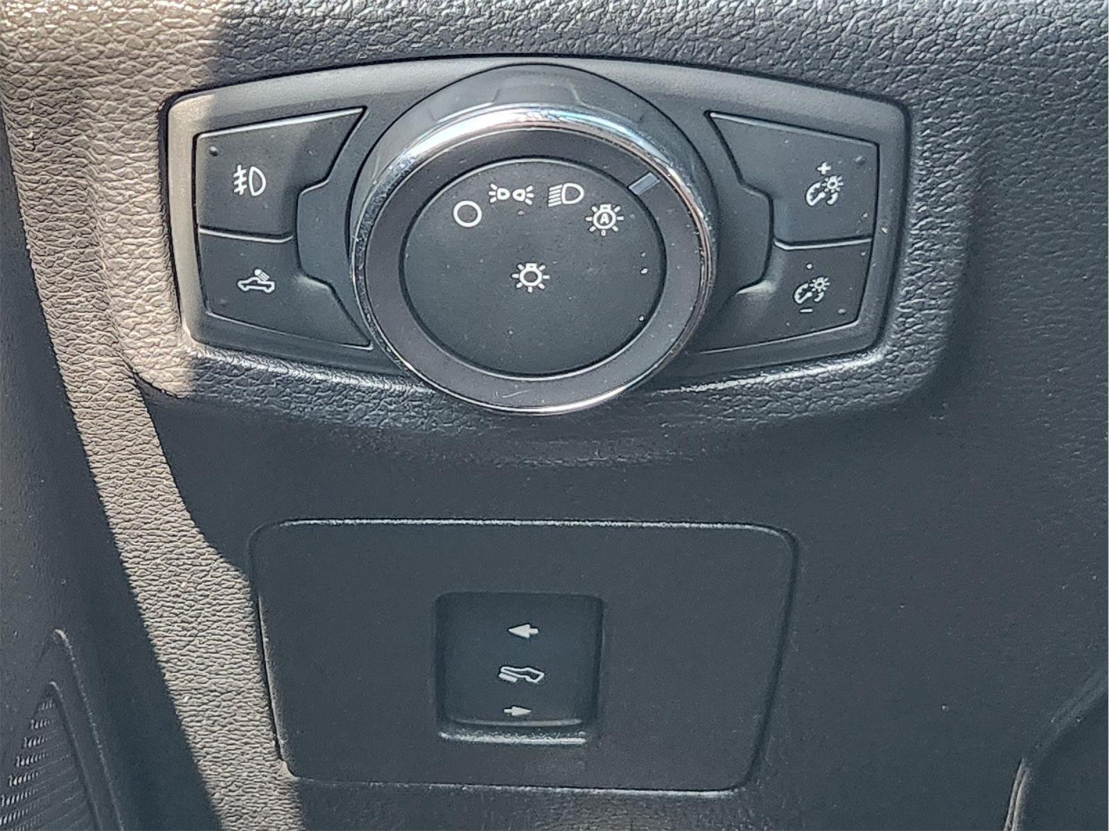 Used 2015  Ford XL image 19