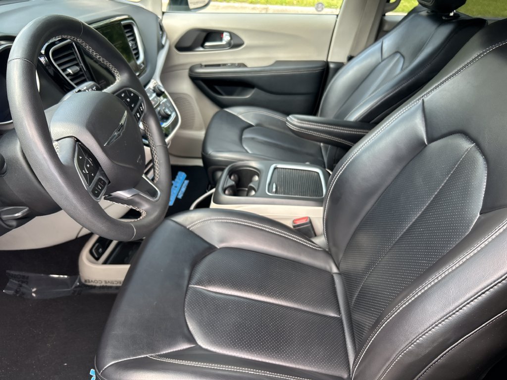 Used 2023 Black Chrysler Touring L image 13