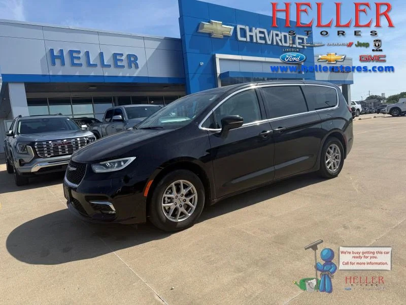 Used 2024 Diamond Black Crystal Pearlcoat Chrysler Touring L image 1