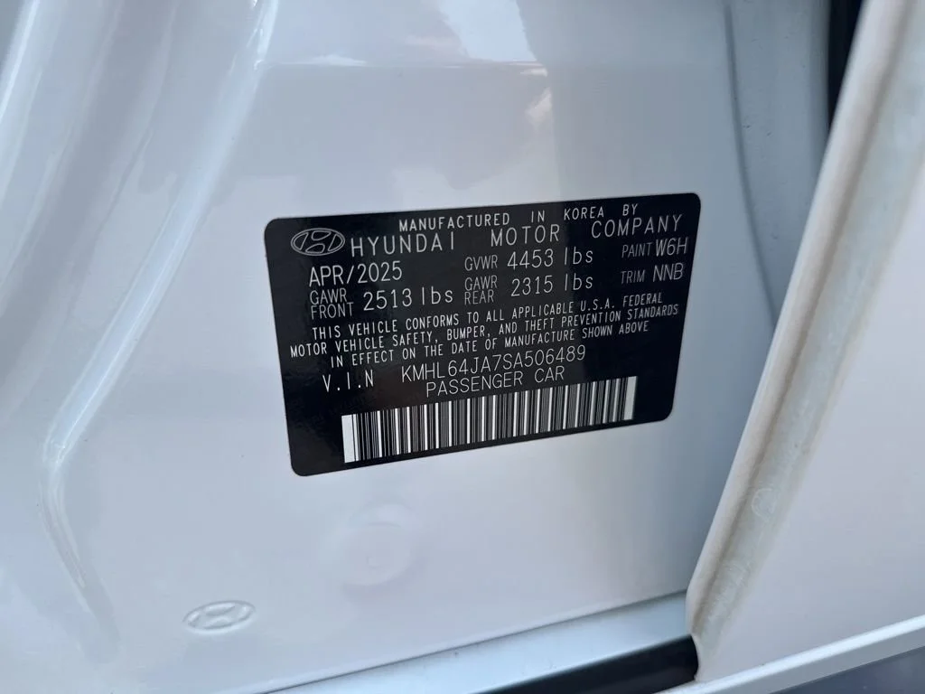 Used 2025 White Hyundai SEL image 32