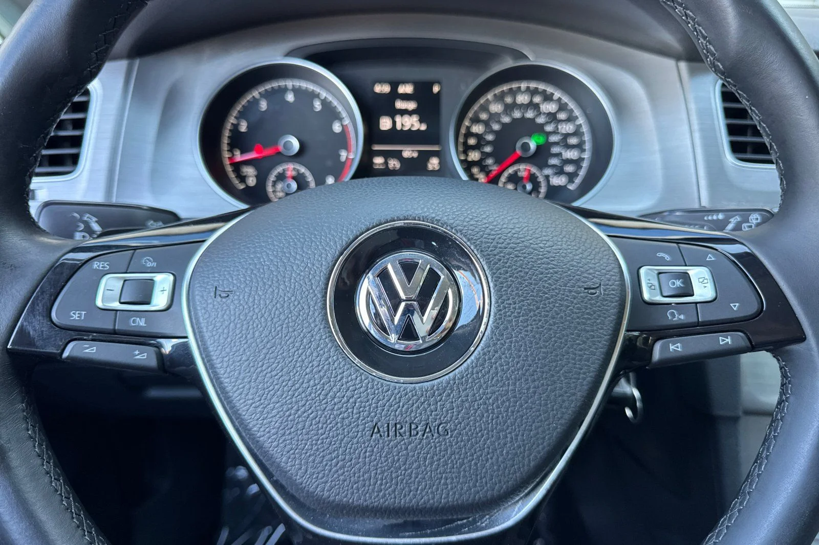 Used 2015 Lapiz Blue Metallic Volkswagen TSI SE 4-Door image 24