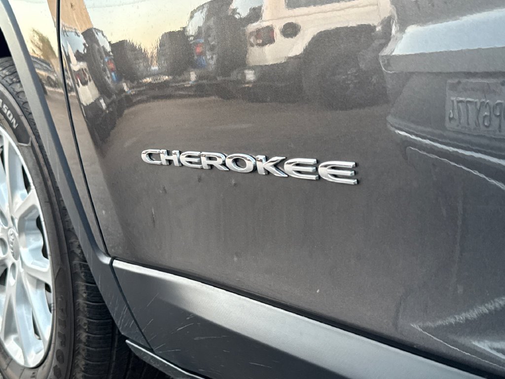 Used 2018 Crystal Metallic Jeep Latitude Plus image 8