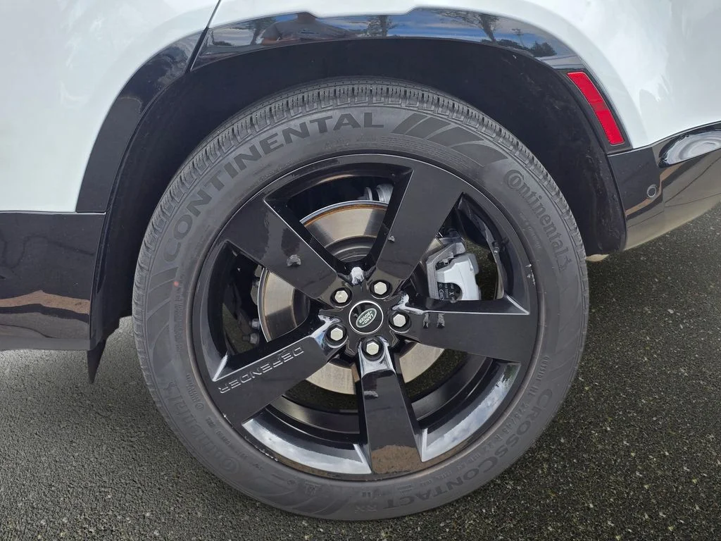 Used 2023 Fuji White Land Rover X-Dynamic SE image 35