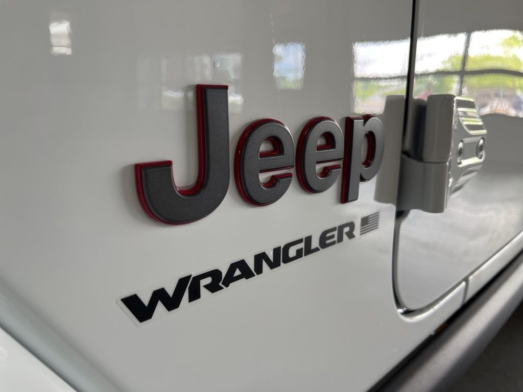 New 2026 Bright White Clear-Coat Exterior Paint Jeep Rubicon X image 14
