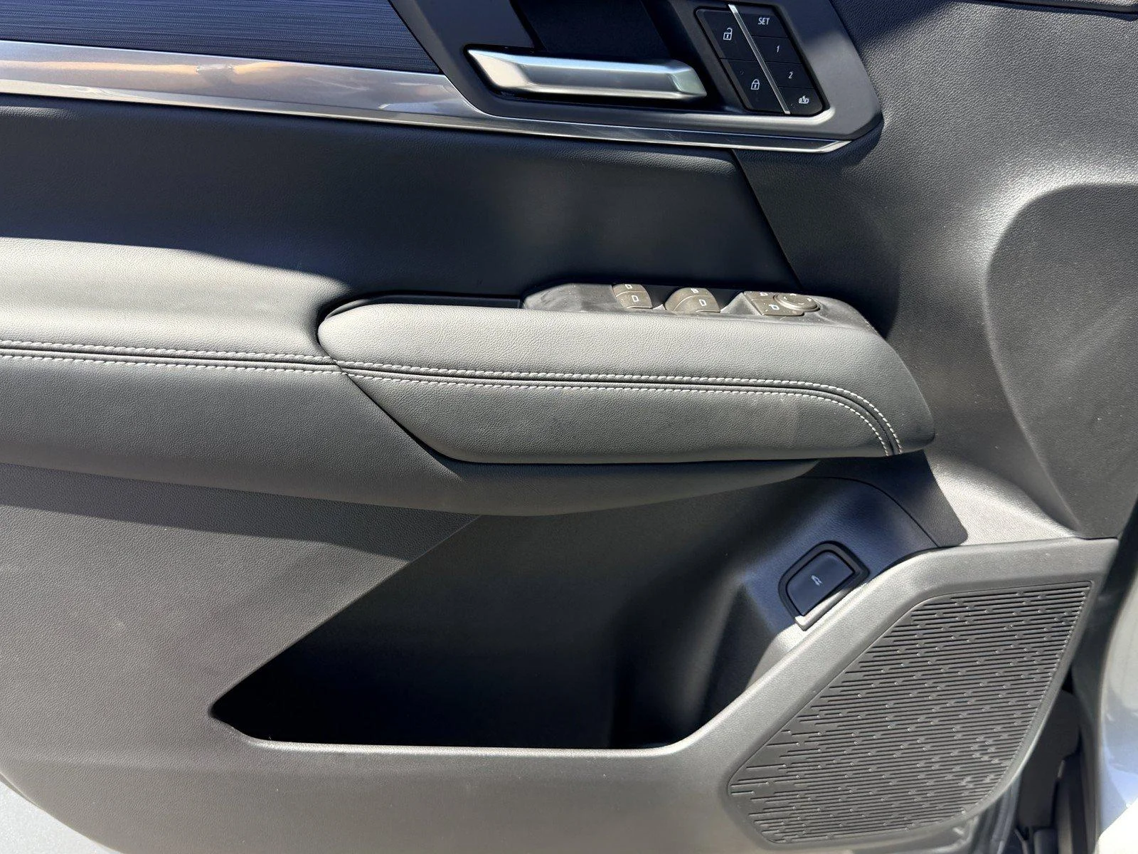 New 2026 Sterling Metallic GMC Elevation image 18