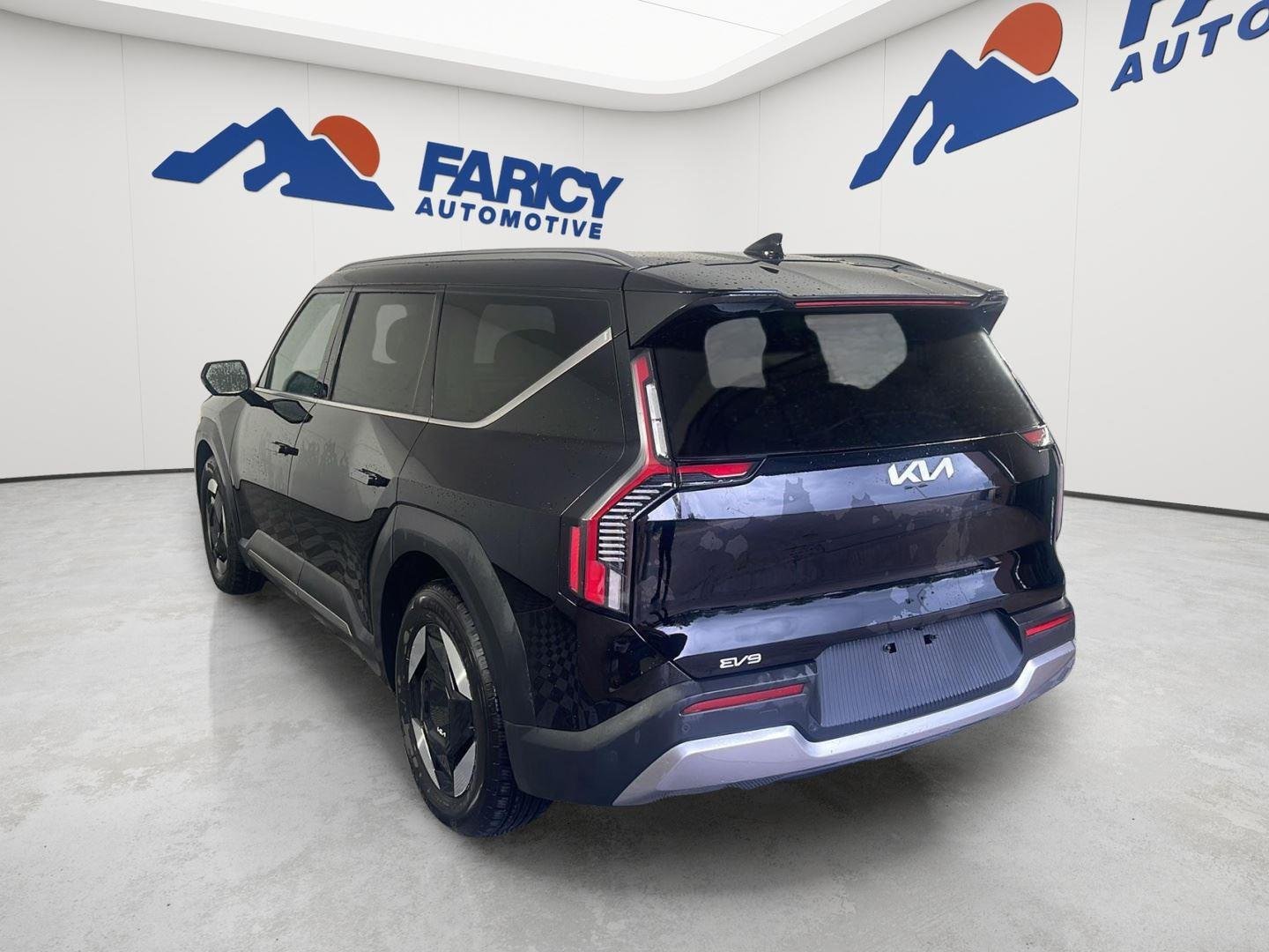 Used 2024 Aurora Black Pearl Kia Wind image 9