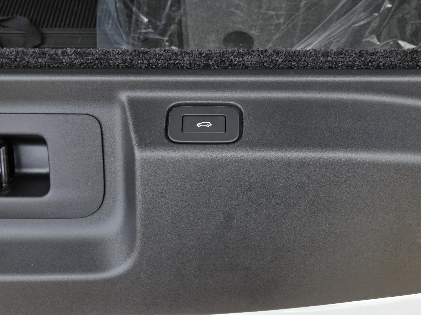 New 2026 Ostuni Pearl White LAND ROVER SE 7 Seats image 11