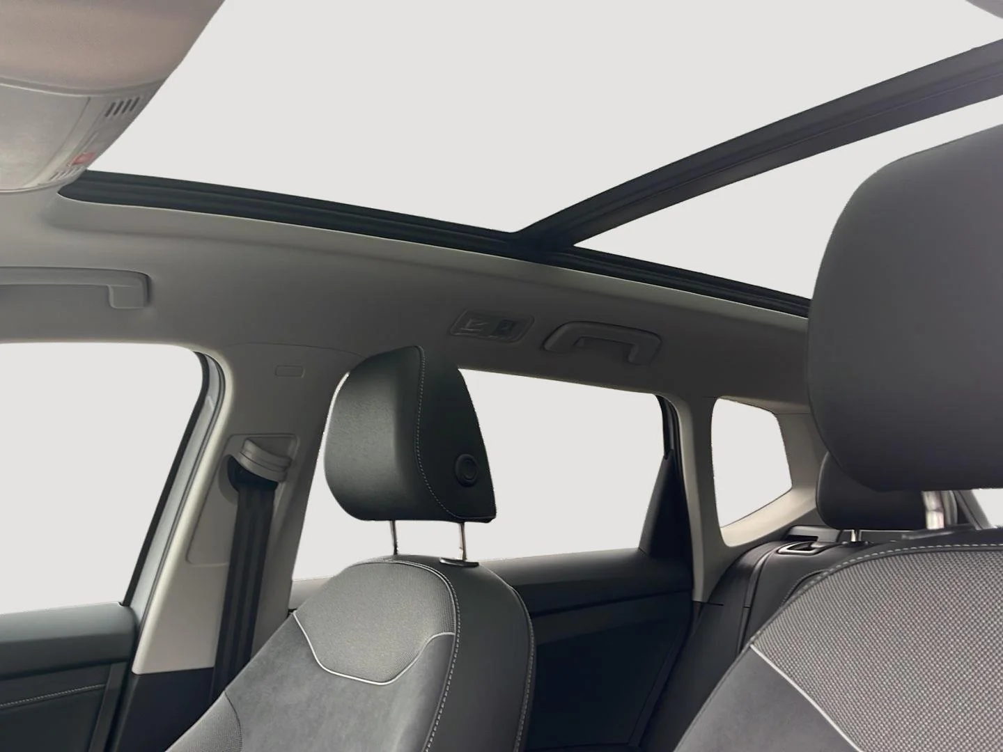 New 2026 Pure White w/Deep Black Roof Volkswagen SE Black image 37