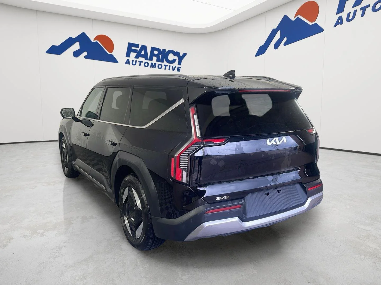 Used 2024 Aurora Black Pearl Kia Wind image 9