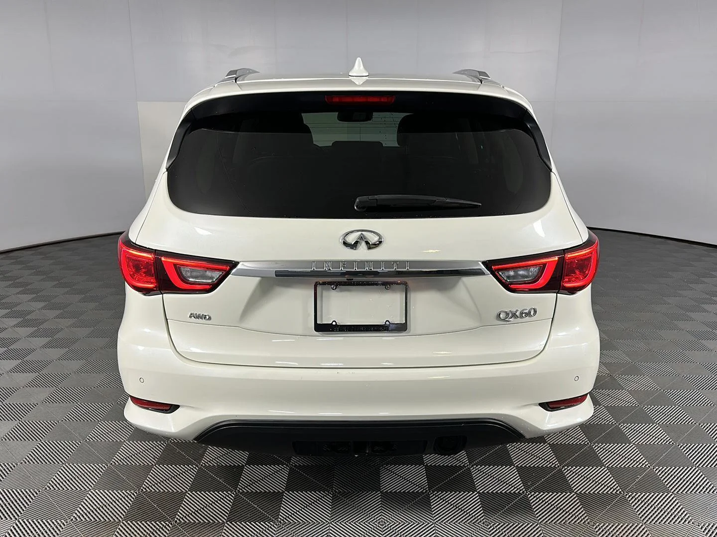 Used 2019 Majestic White INFINITI LUXE image 13