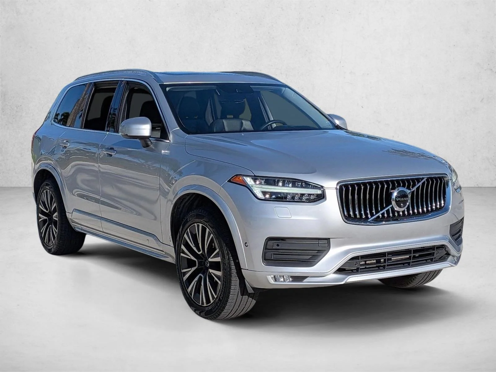 Used 2020 Bright Silver Metallic Volvo Momentum image 3