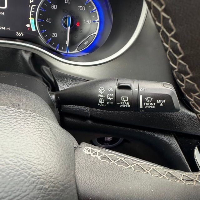 Used 2025  Chrysler Select image 22