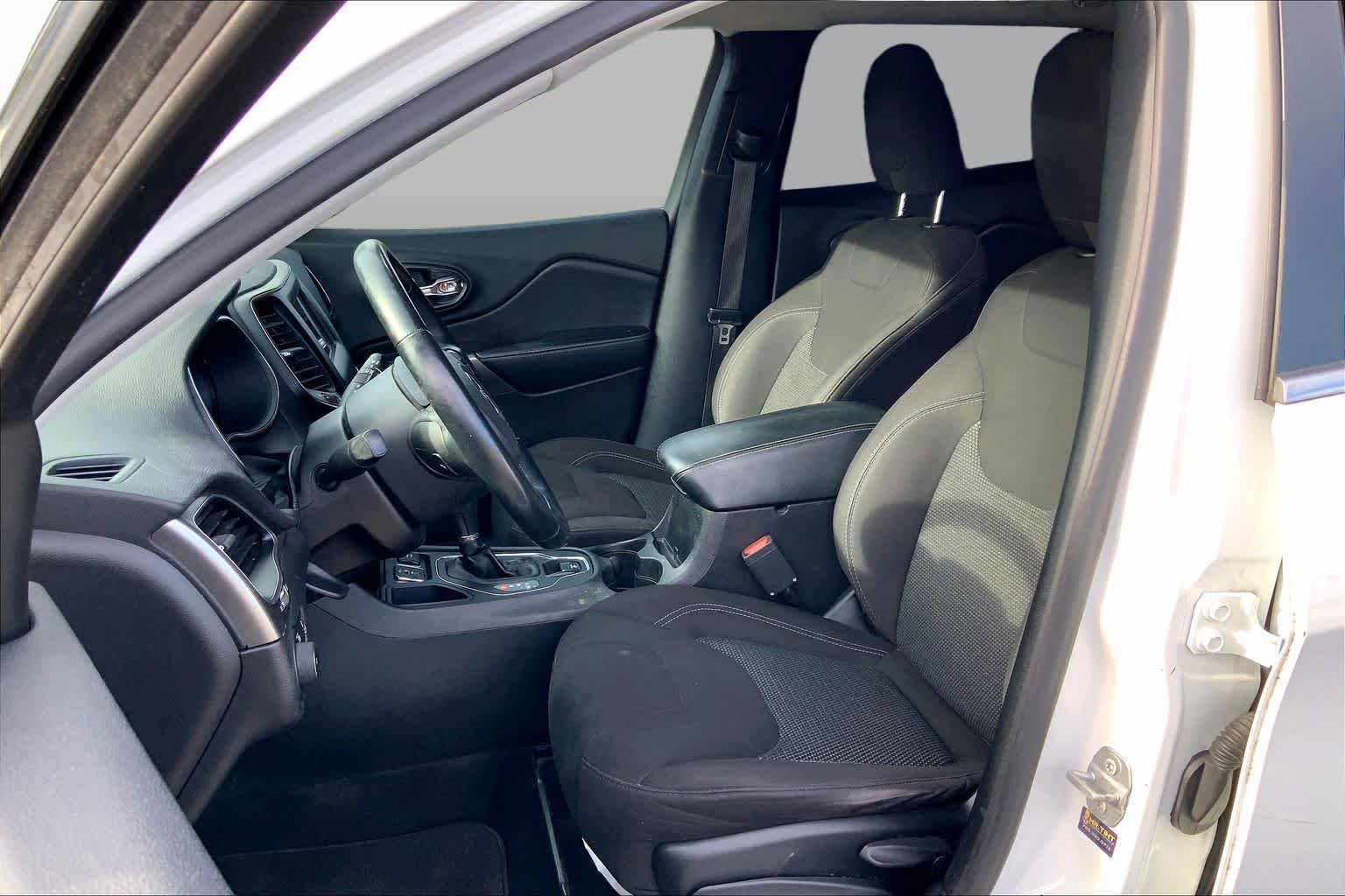 Used 2019 Bright White Clearcoat Jeep Latitude image 8