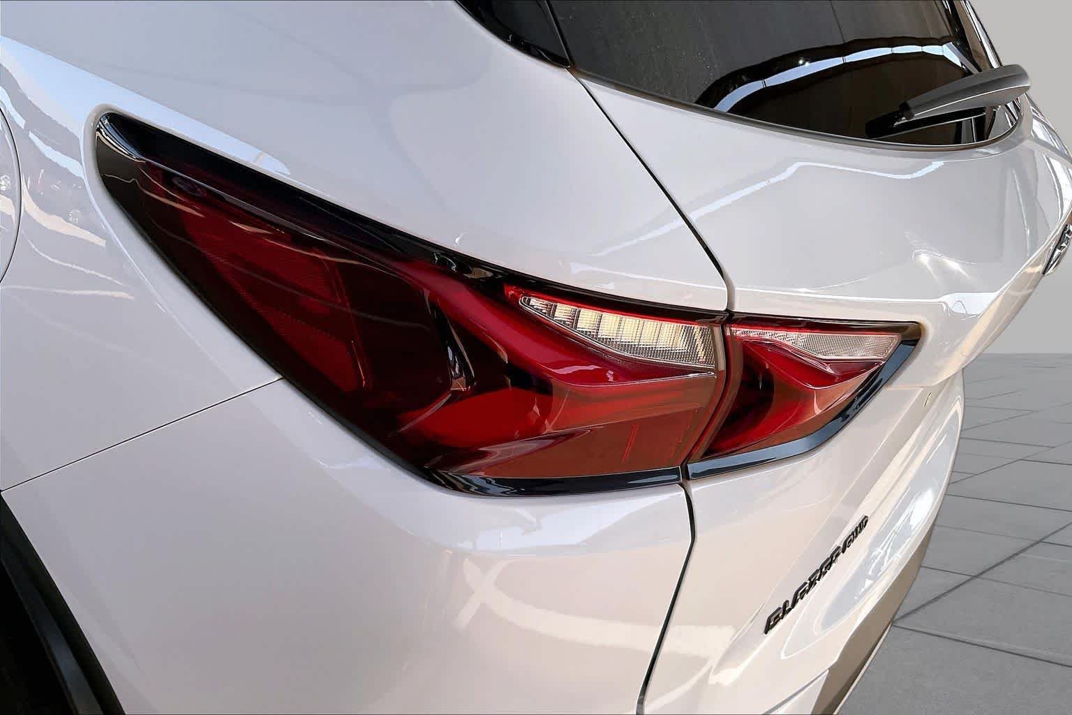 Used 2021 SUMMIT WHITE Chevrolet LT image 27