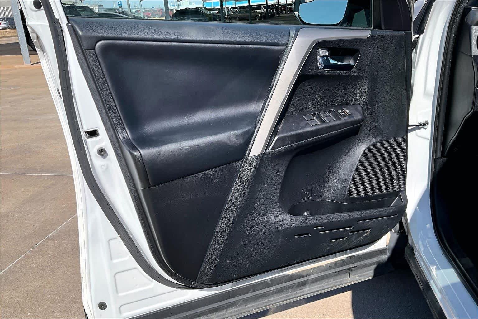 Used 2016 Super White Toyota XLE image 25