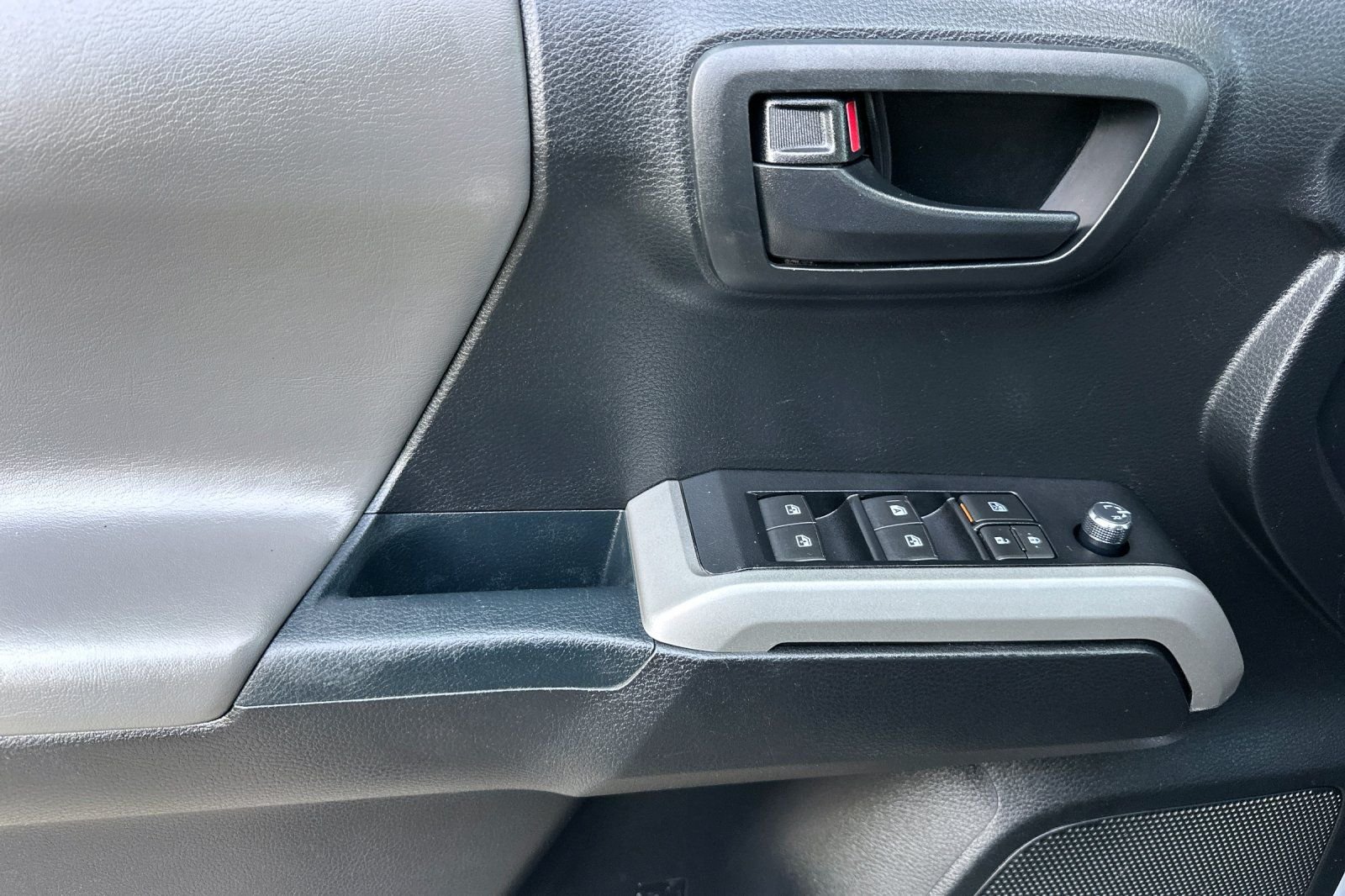 Used 2017 Silver Toyota SR5 image 11