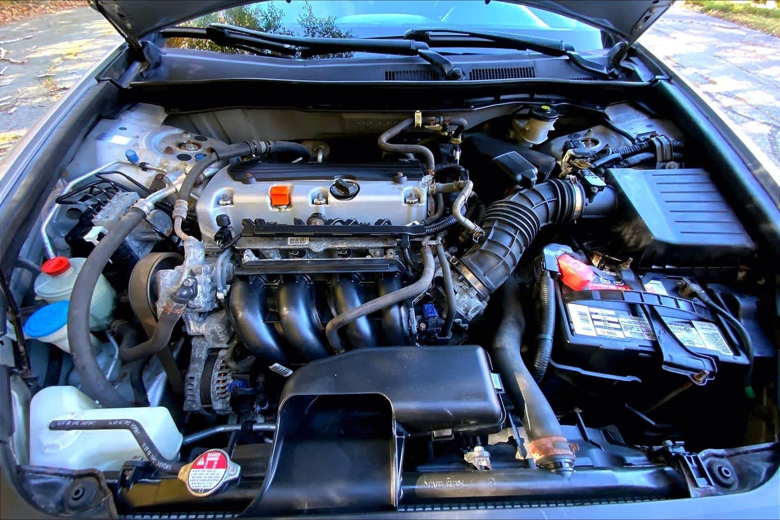 Used 2011 Alabaster Silver Metallic Honda LX-P image 28