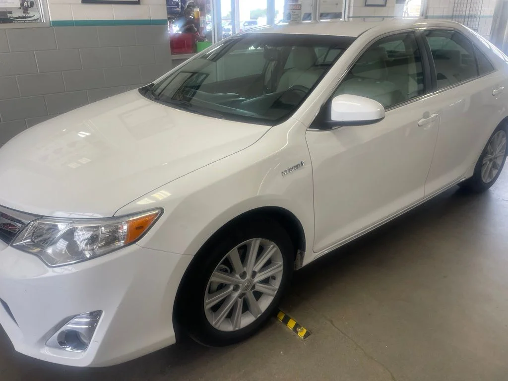 Used 2014 Super White Toyota XLE image 6