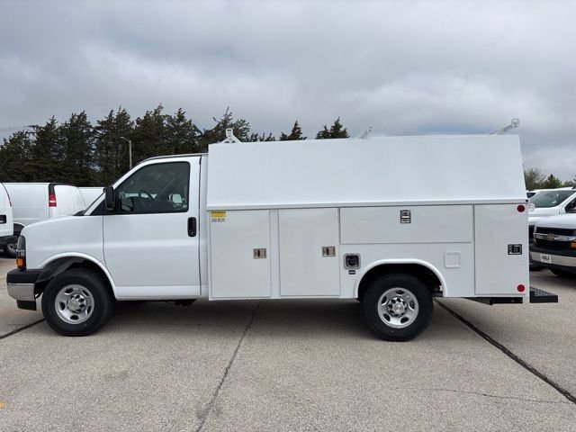 New 2025 Summit White Chevrolet 1WT image 2