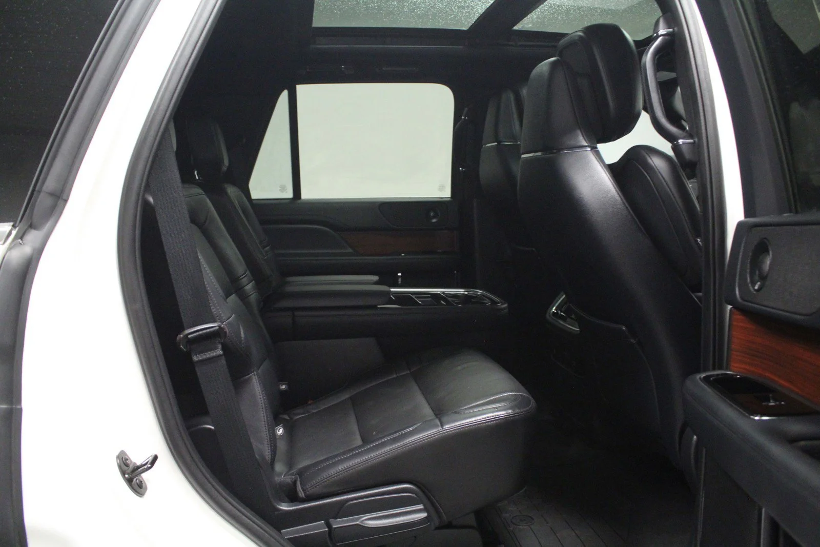 Used 2022 Pristine White Metallic Tri-Coat Lincoln Reserve image 16