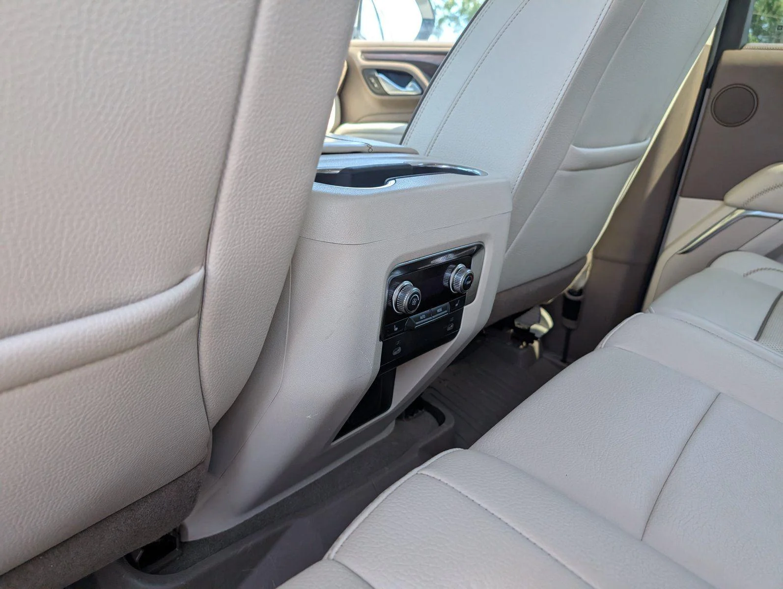 Used 2022 White Frost Tricoat GMC Denali image 33