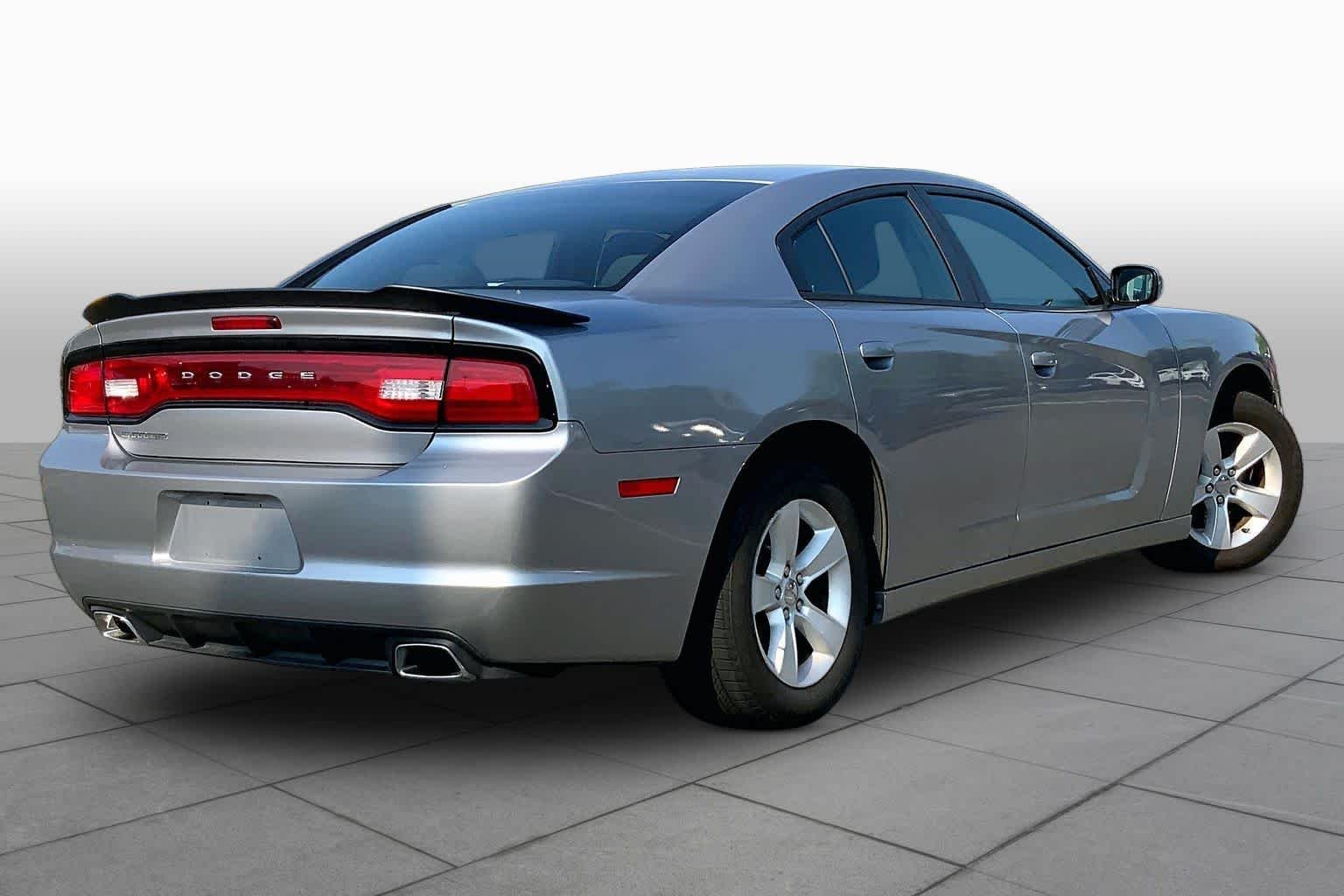 Used 2014 Billet Silver Metallic Clearcoat Dodge SE image 13