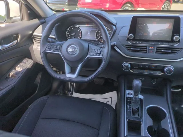 Used 2022 White Nissan 2.5 SV image 30