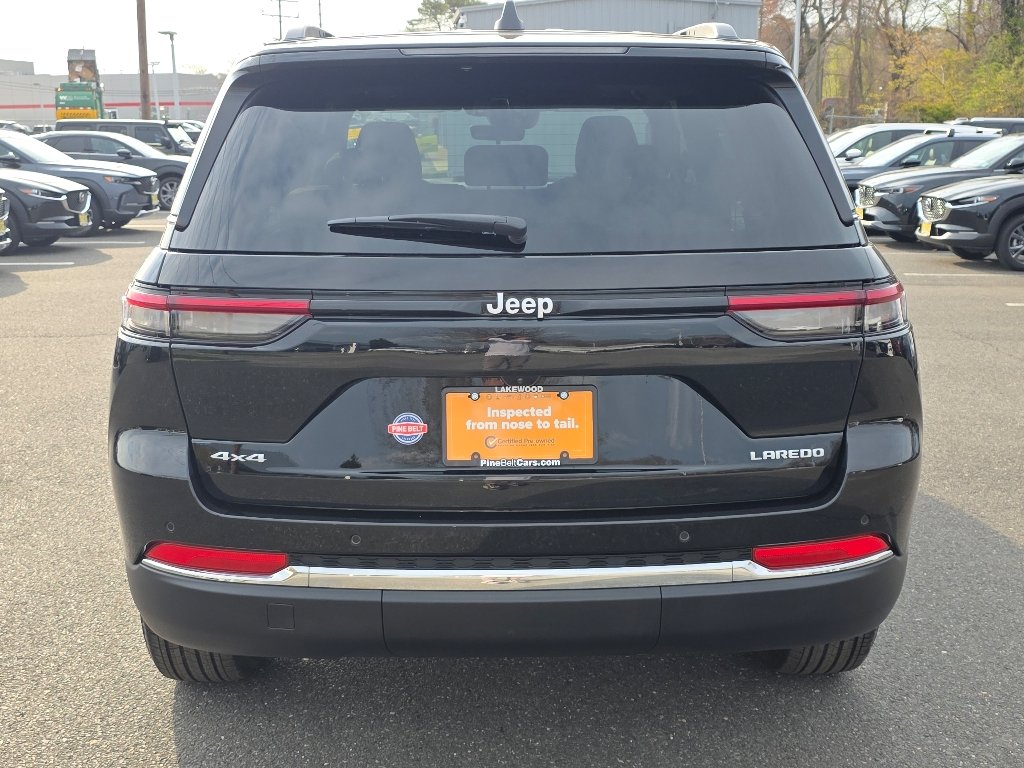 Used 2025 Diamond Black Crystal Pearl Coat Jeep Laredo X image 15