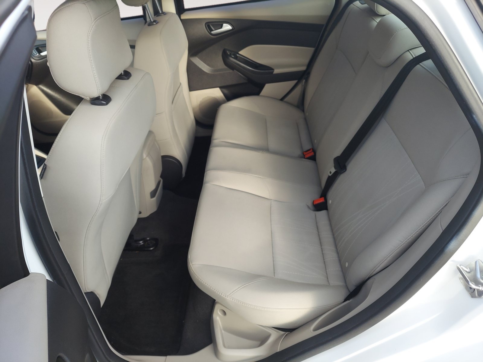 Used 2018 Oxford White Ford SE image 22