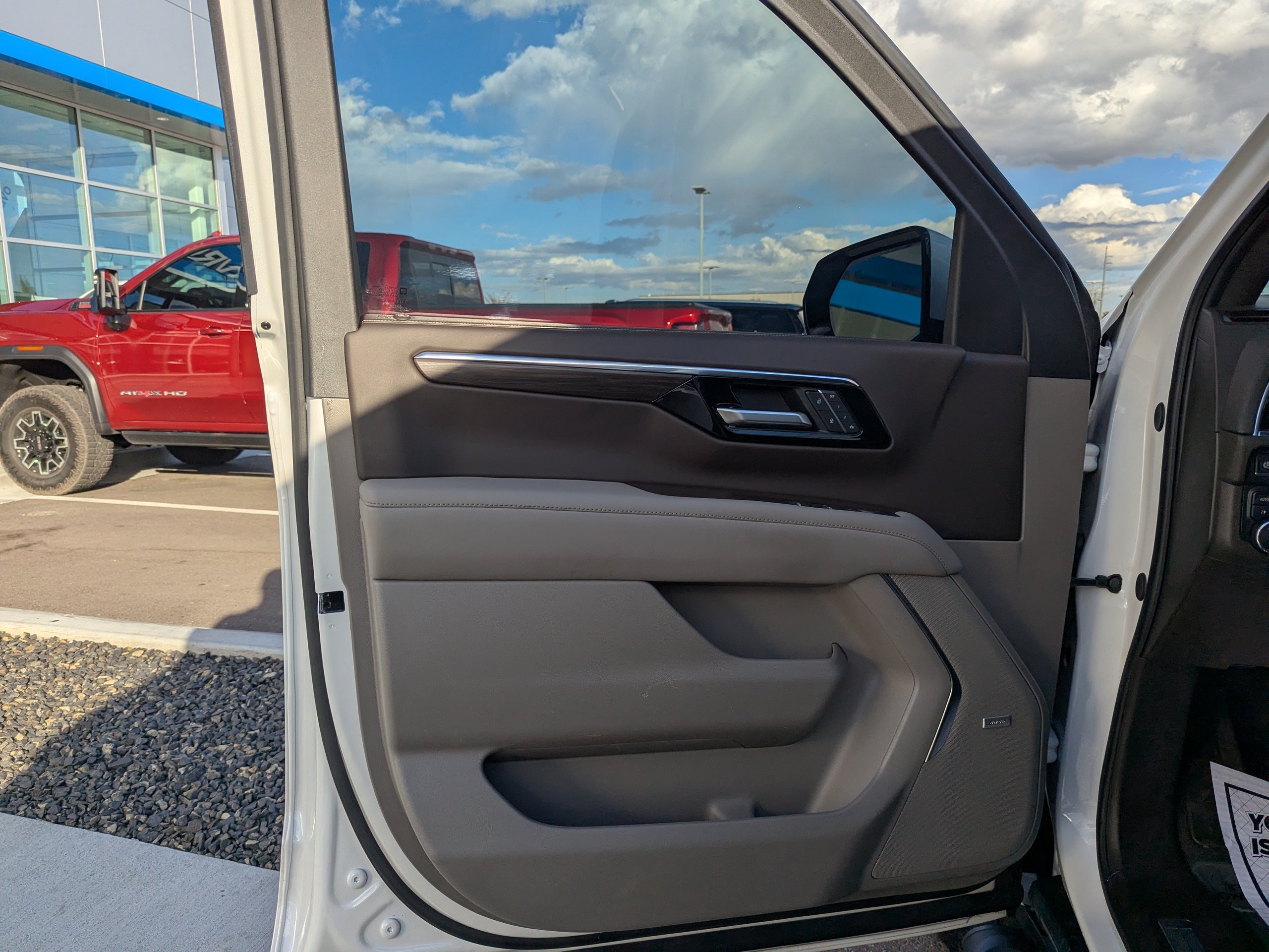 2025 Chevrolet Suburban Z71 - Photo 10