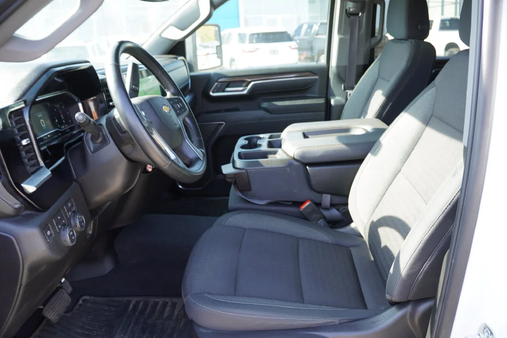 Used 2025 Summit White Chevrolet LT image 4