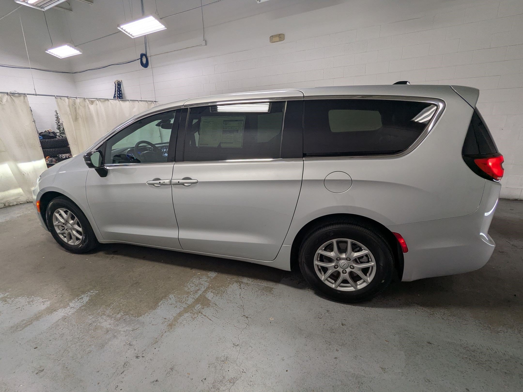 New 2026 Silver Mist Clear-Coat Exterior Paint Chrysler Select image 8