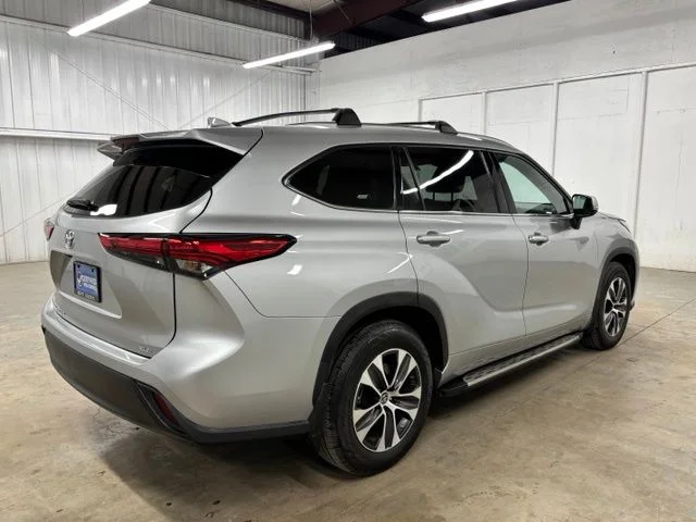 Used 2021 Silver Toyota XLE image 7