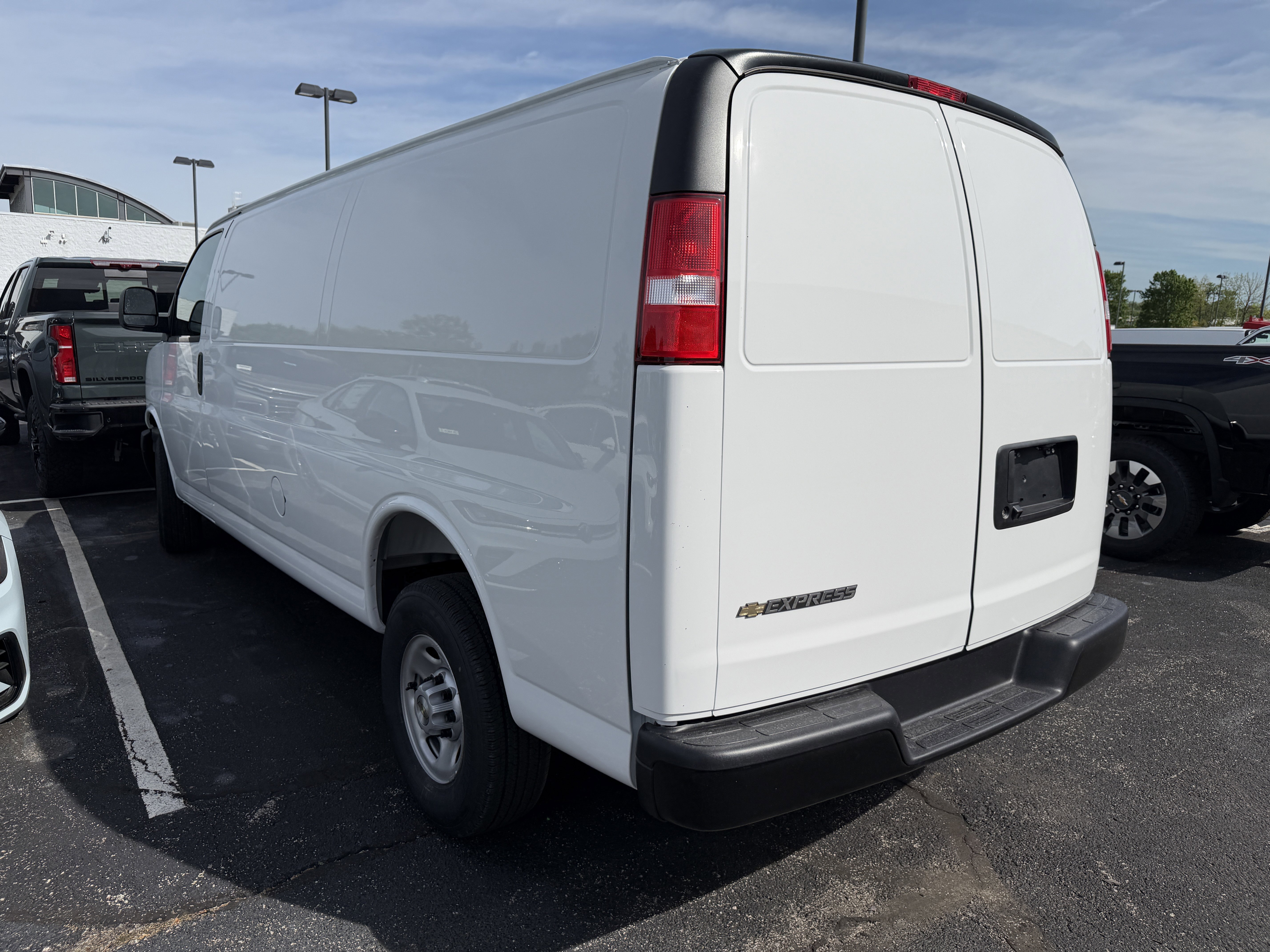 New 2026 Summit White Chevrolet 1WT image 5