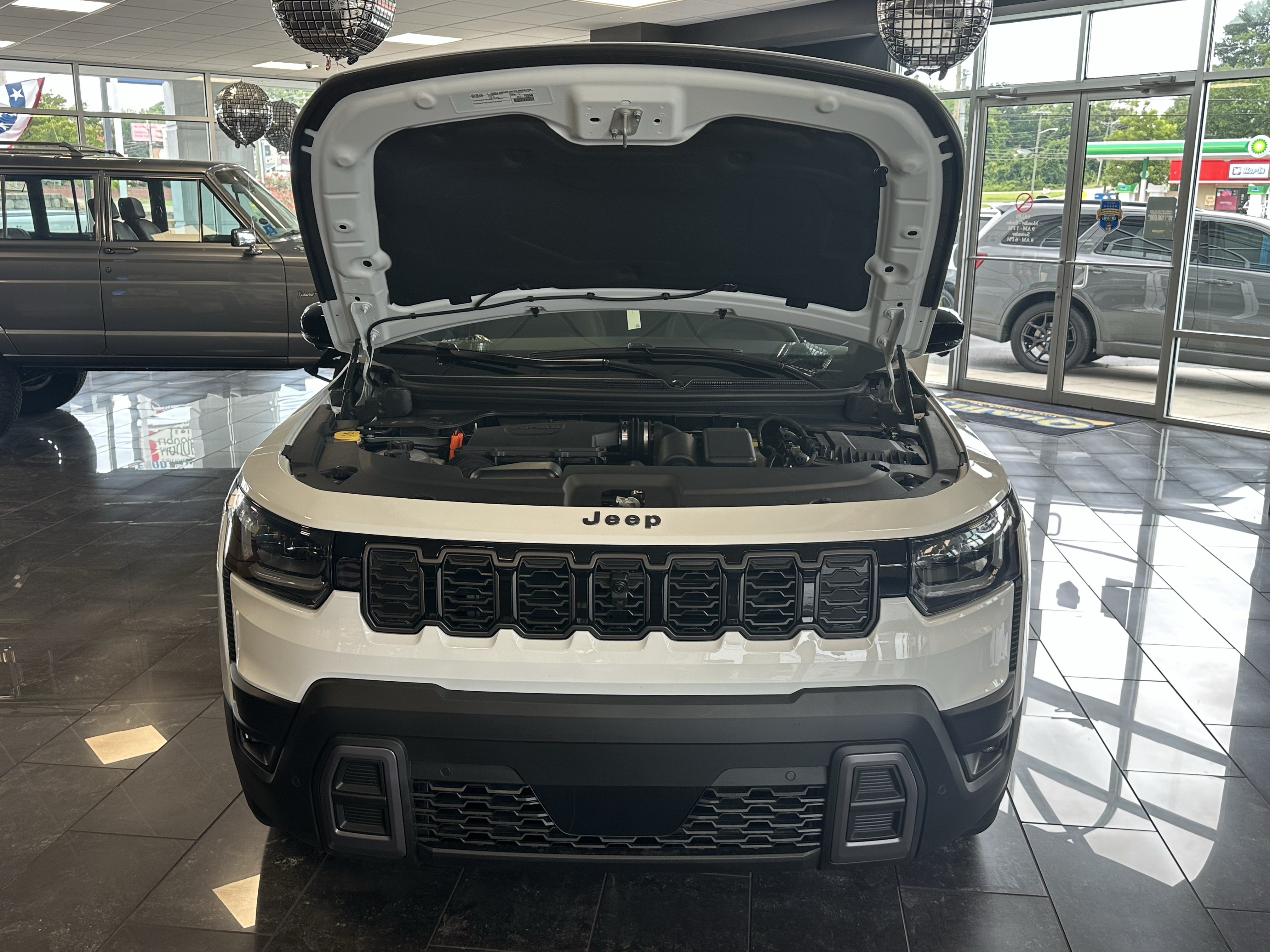 New 2026 Bright White Clear-Coat Exterior Paint Jeep Overland image 7