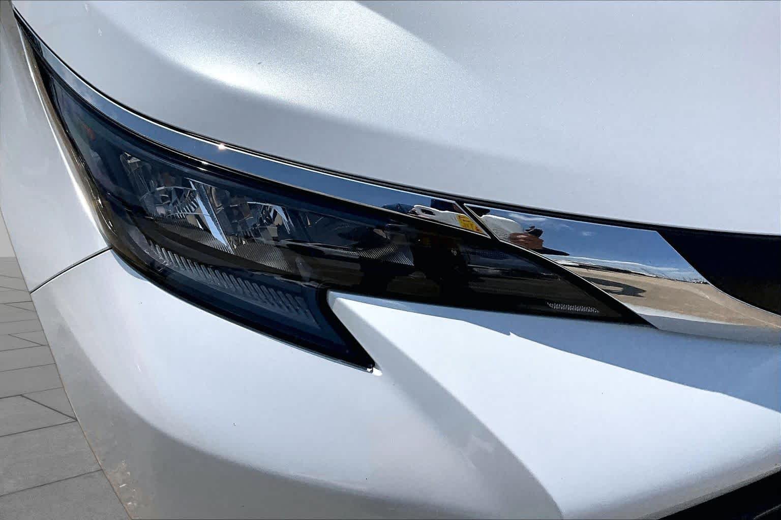 Used 2025 Wind Chill Pearl Toyota XLE image 27