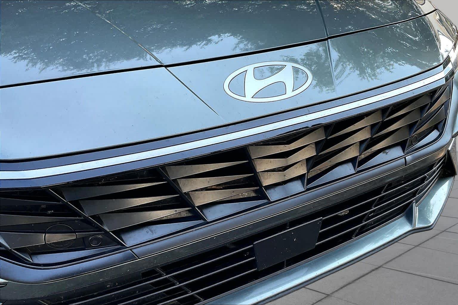 Used 2025 Amazon Gray Hyundai SEL Convenience image 30