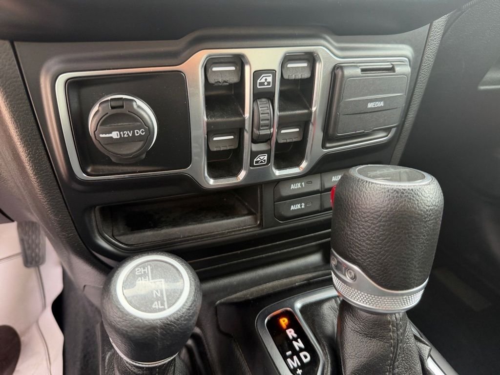 Used 2023 Red Jeep Sport S image 17