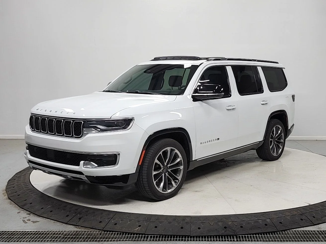 Used 2024 White Jeep Series III image 3