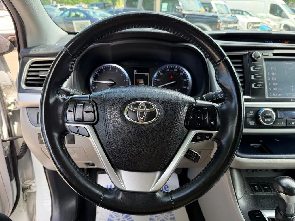 Used 2019 White Toyota XLE image 14