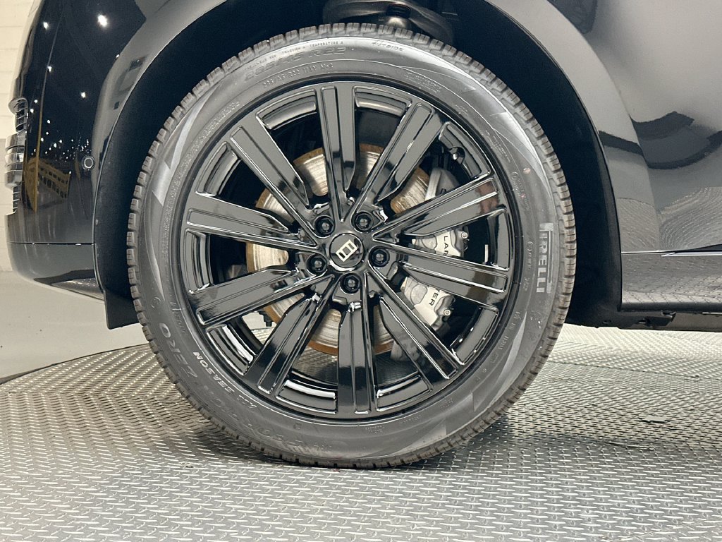 New 2027 Santorini Black Metallic Land Rover SE image 5