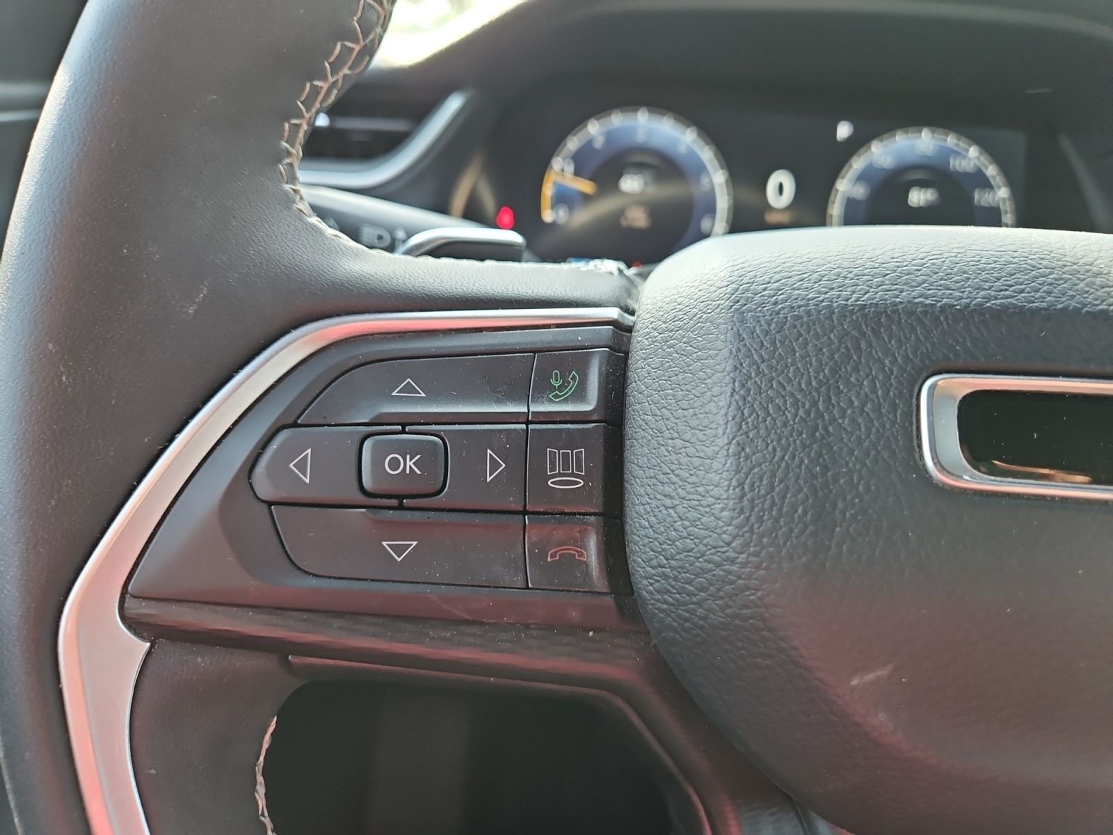 Used 2024 White Jeep Altitude image 24